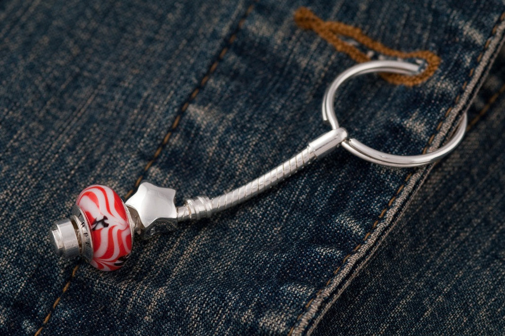 Free bead on key ring with star